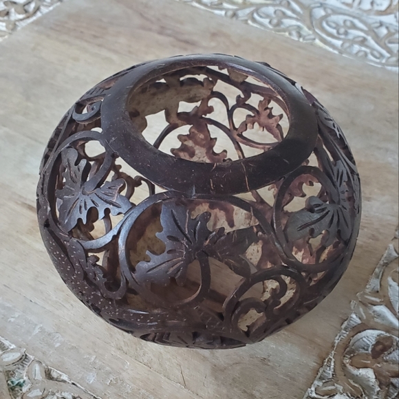 Handcarved coconut from Thailand with lizard designs - Picture 1 of 6